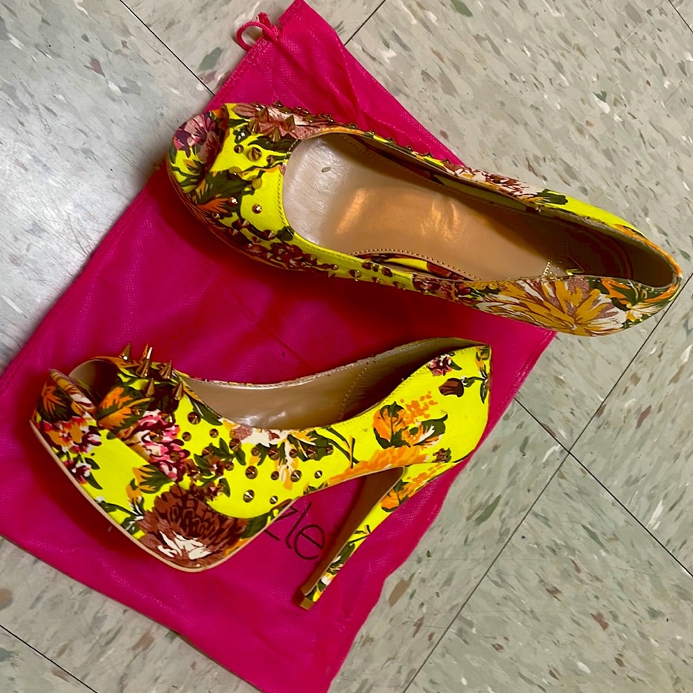 Selling women heels size 11